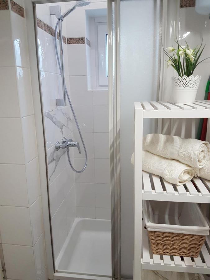 Apartma Zusterna Za Bazenom Capodistria Esterno foto