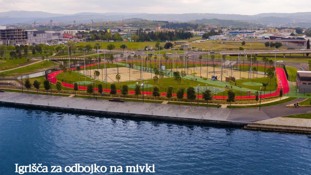 Apartma Zusterna Za Bazenom Capodistria Esterno foto